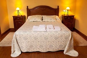 Cama de matrimonio blanca